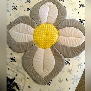 Blooming Baby Lotus Baby Bath Gray Yellow